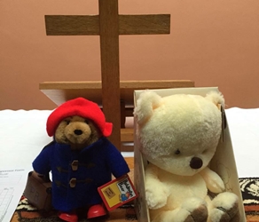 Bears, includiing Paddington himself, all set for the journey to a new life with a refugee child.